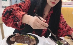 女人迈开腿让男生吃草莓